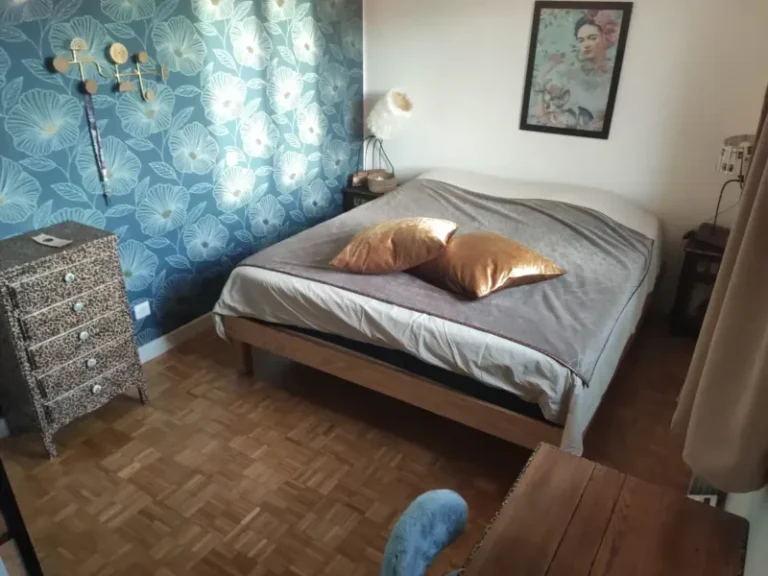 Chambre moderne avec lit double et papier peint floral