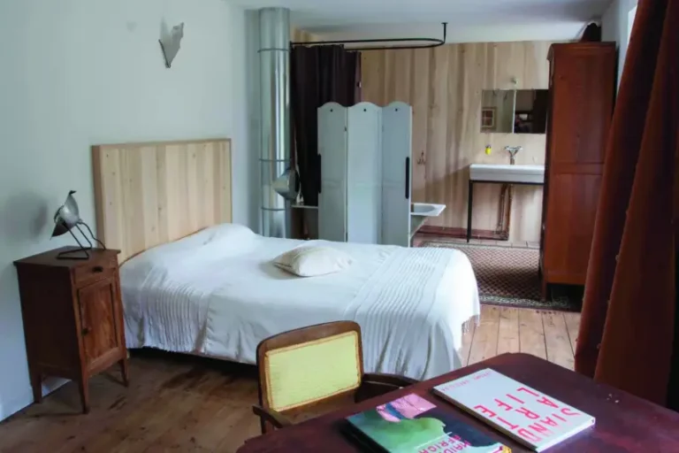 Chambre avec lit double et lavabo