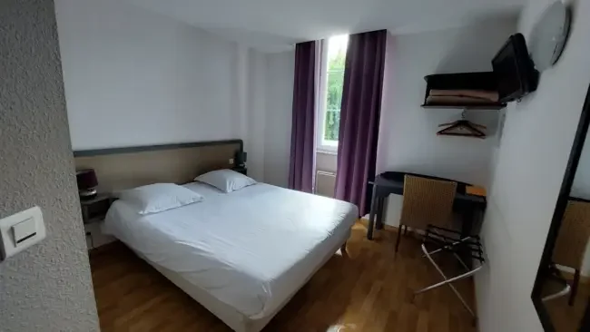 Chambre d’hôtel avec lit double et bureau
