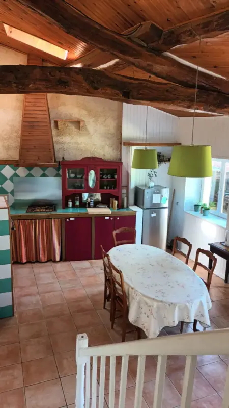 Cuisine spacieuse et lumineuse avec table