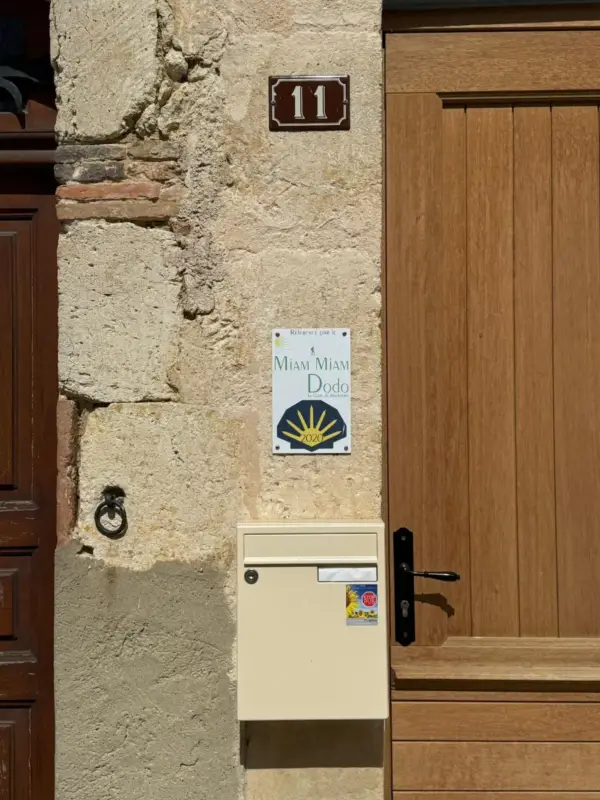 Façade en pierre avec porte et numéro 11