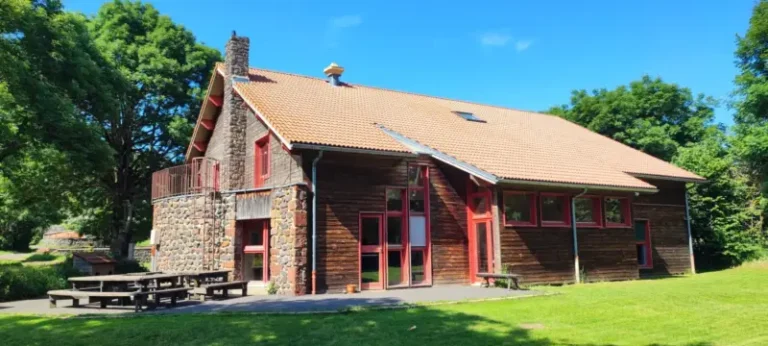 Maison rustique en bois et pierre avec jardin