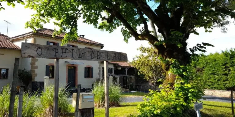 Maison de campagne avec panneau en bois
