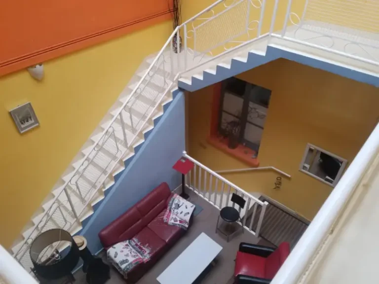 Escalier blanc dans cour intérieure colorée