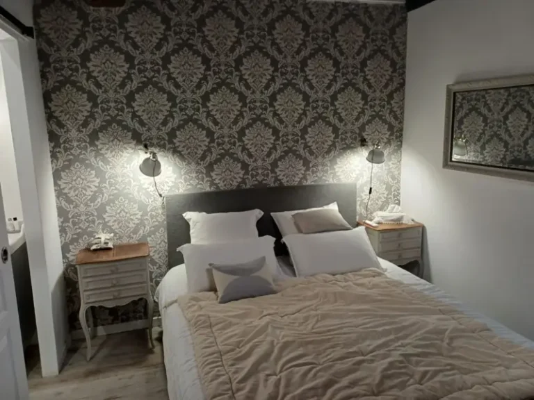 Chambre cosy avec lit double et papier peint