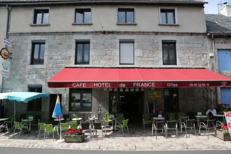 Façade d'un café-hôtel en France