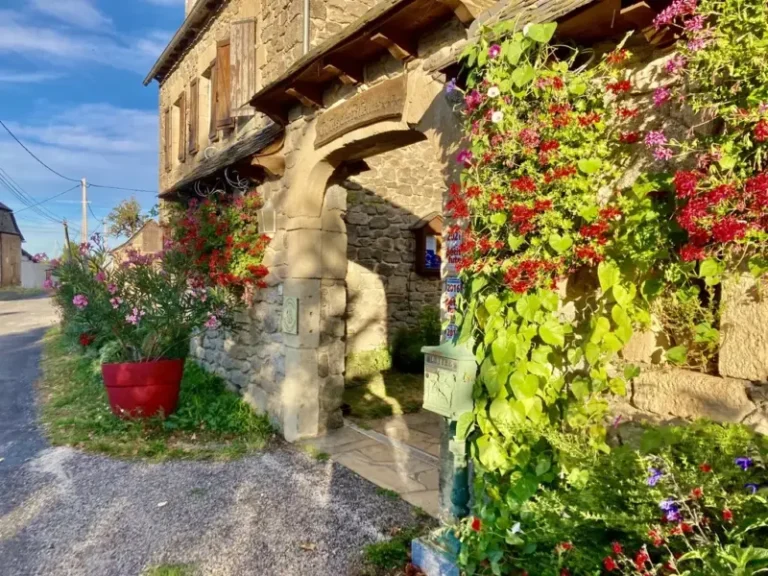 Maison en pierre fleurie dans village rural