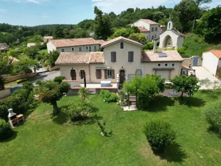 Maison provençale avec jardin verdoyant et chapelle