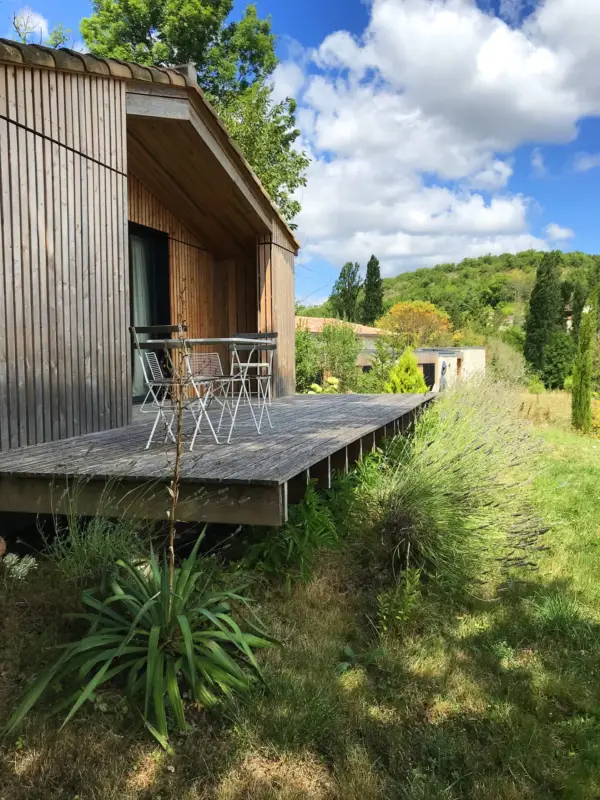 Cabane en bois avec terrasse en pleine nature