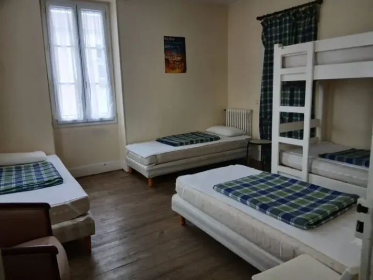 Chambre avec lits simples et superposés