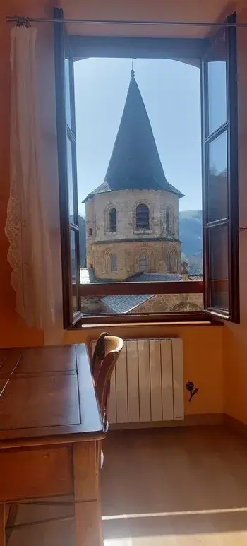 Vue d’une tour d’église depuis une fenêtre ouverte