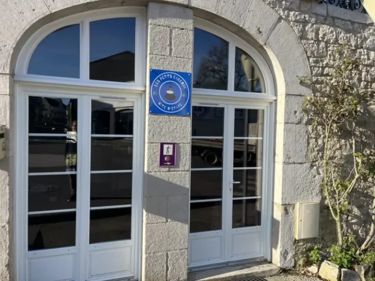 Entrée d’un gîte avec façade en pierre
