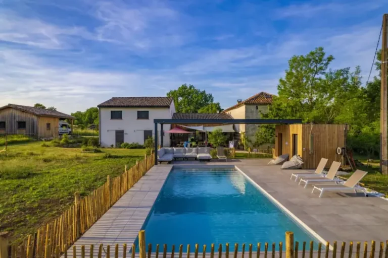 Maison moderne avec piscine et jardin verdoyant