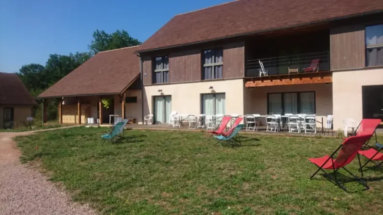 Maison de campagne avec transats sur pelouse