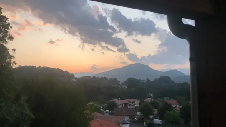 Coucher de soleil sur village et montagnes