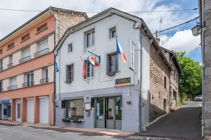 Mairie d’un village français avec drapeaux