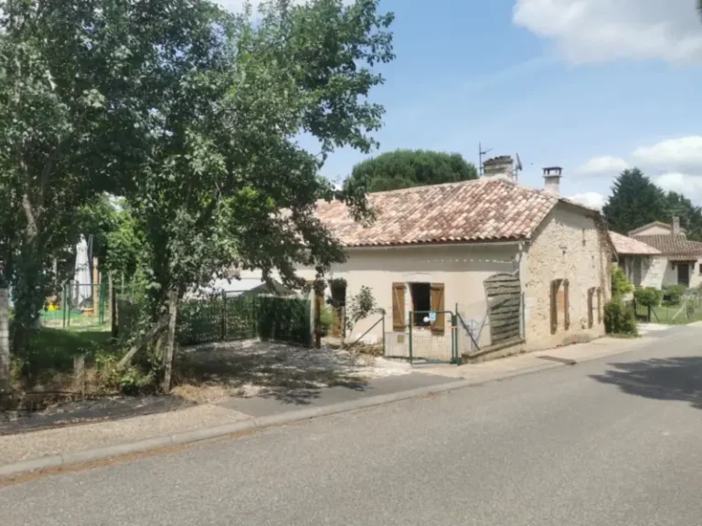 Petite maison en pierre au toit tuilé