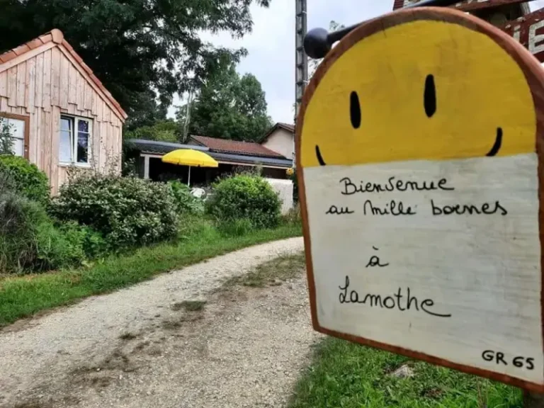 Panneau souriant bienvenue Lamothe chemin rural