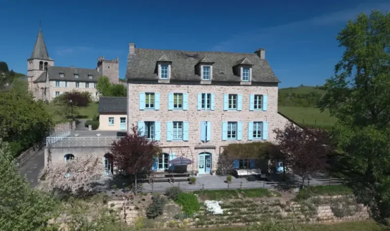 Maison en pierre aux volets bleus, campagne