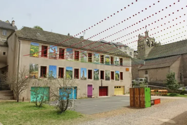 Façade colorée d’école sous guirlandes rouges