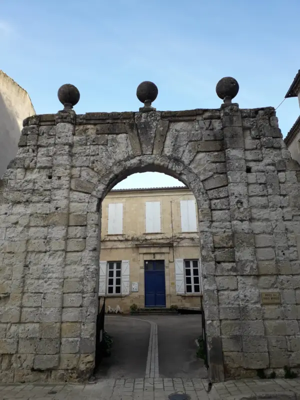 Ancienne porte en pierre avec arche