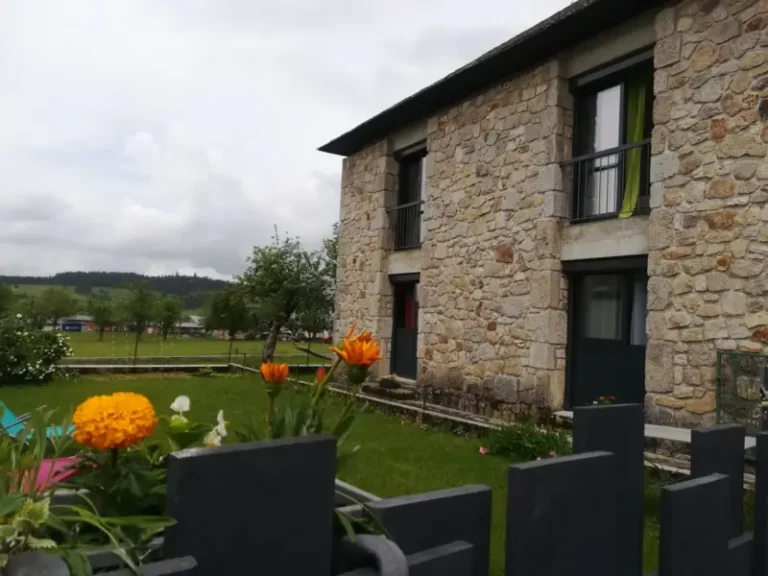 Maison en pierre avec jardin fleuri rural