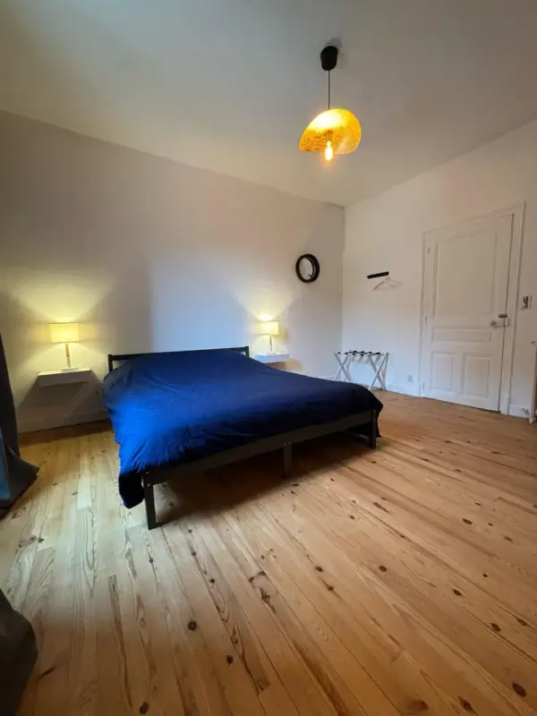 Chambre minimaliste avec lit double et parquet