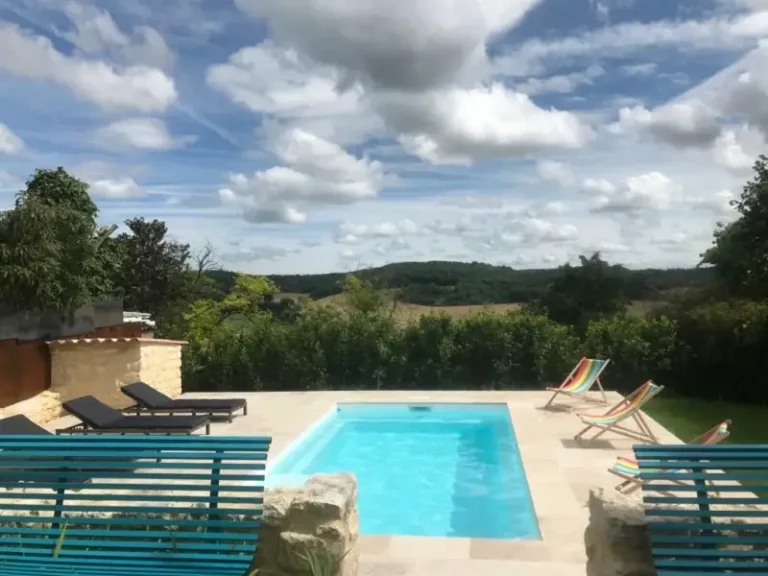 Piscine extérieure avec vue sur la campagne