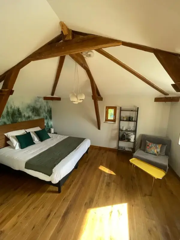 Chambre cosy avec poutres apparentes et lit double