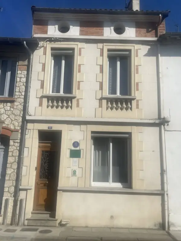 Façade de maison de ville en pierre claire