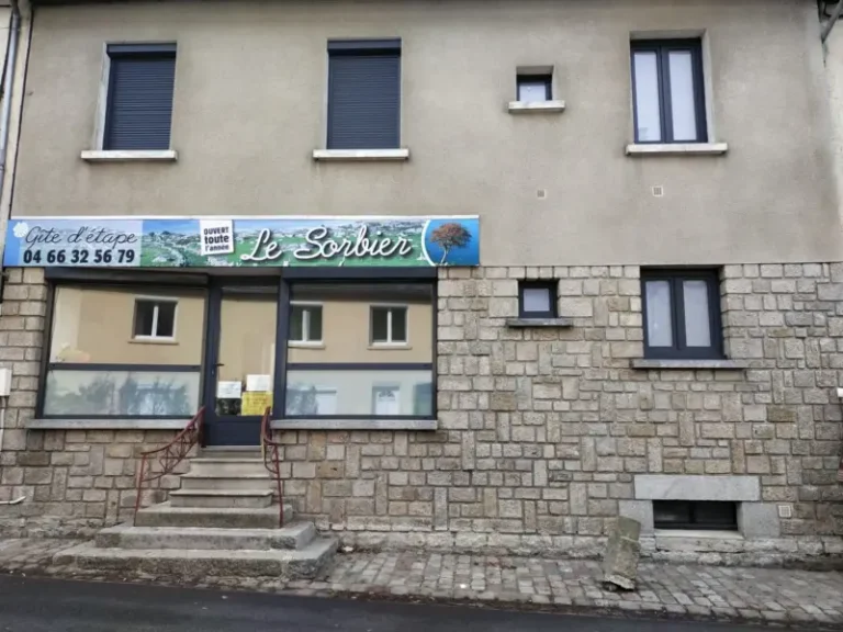 Façade d'un gîte avec un enseigne