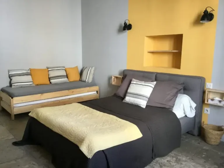 Chambre moderne gris et jaune avec canapé-lit
