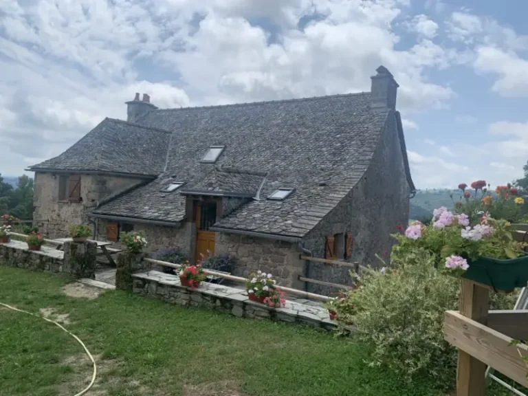 Maison en pierre avec toit en ardoise