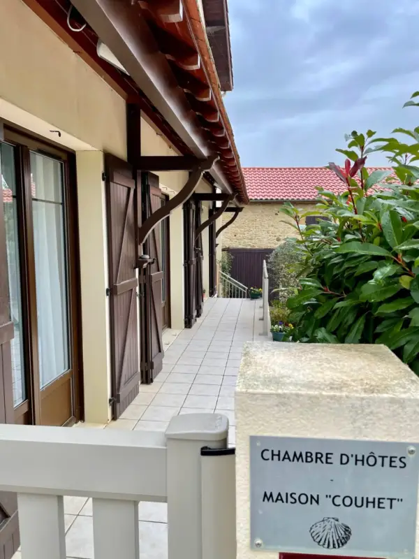 Entrée d’une chambre d’hôtes avec galerie extérieure
