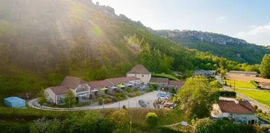 Vue aérienne d’un hameau au cœur des collines verdoyantes