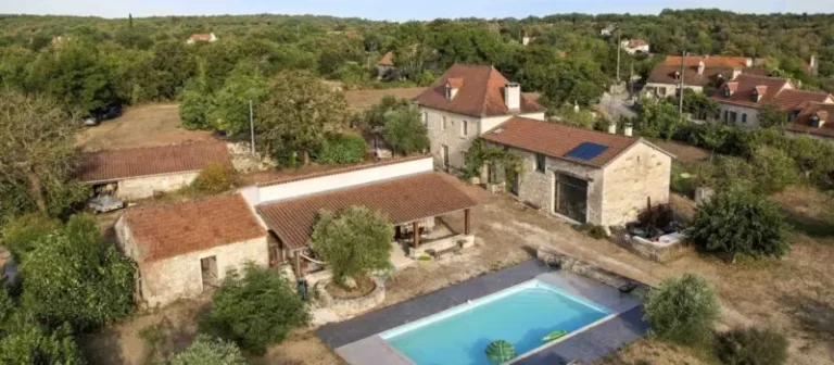 Vue aérienne maison en pierre avec piscine
