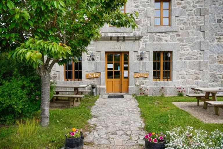 Entrée d’un bâtiment en pierre avec bar et accueil