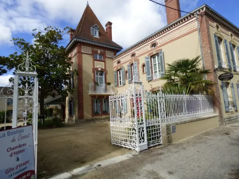 Maison d'hôtes avec portail en fer forgé