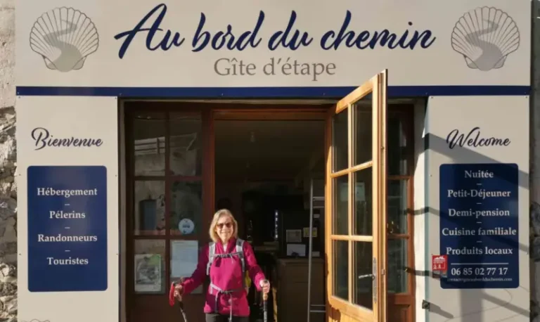Randonneuse devant un gîte d’étape en France