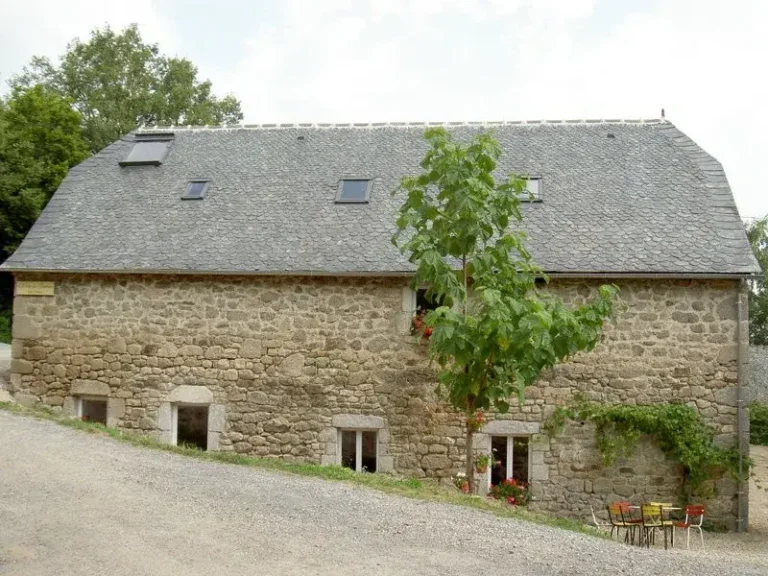 Maison en pierre avec toit en ardoise