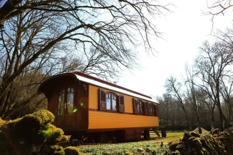 Une maison en bois dans un paysage naturel