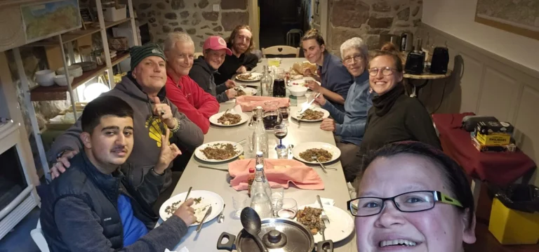Groupe d'amis dînant autour d'une table conviviale
