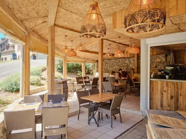 Terrasse de restaurant rustique en bois et pierre