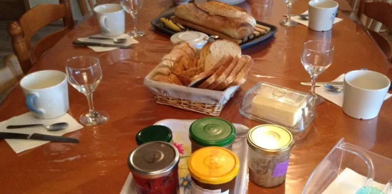 Table de petit-déjeuner avec pain et confitures