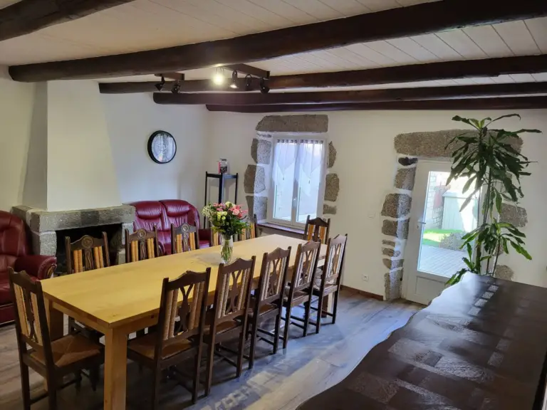 Salle à manger rustique avec grande table en bois
