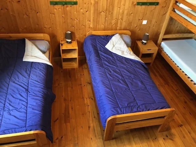 Chambre en bois avec lits simples
