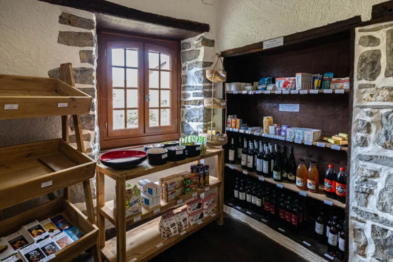 Épicerie rustique avec produits locaux et vins