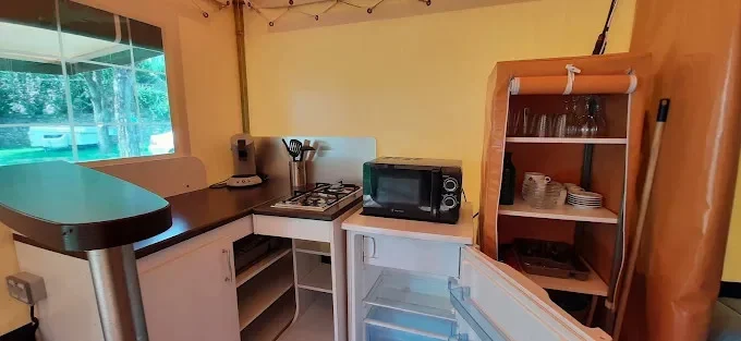 Kitchenette équipée dans tente avec frigo ouvert