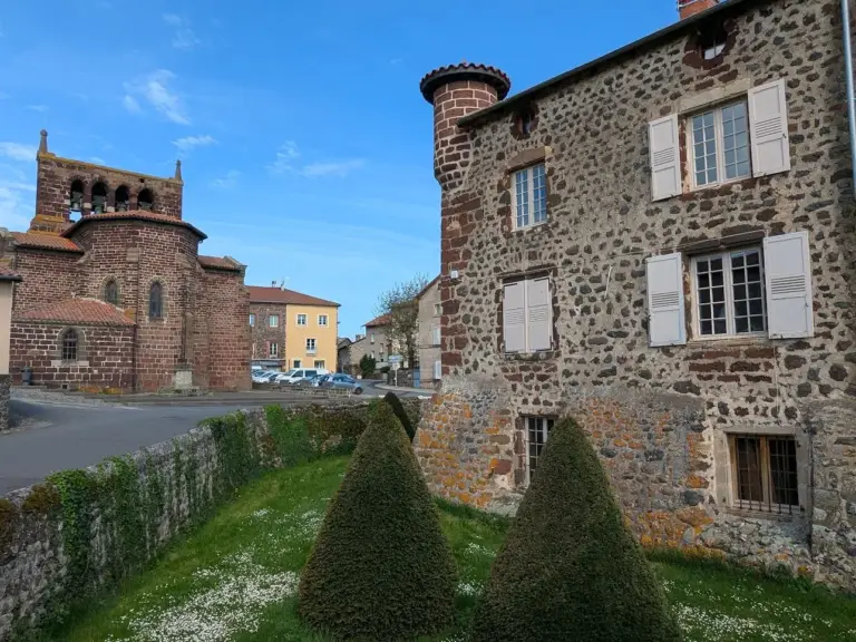 Église et maisons en pierre dans village ancien