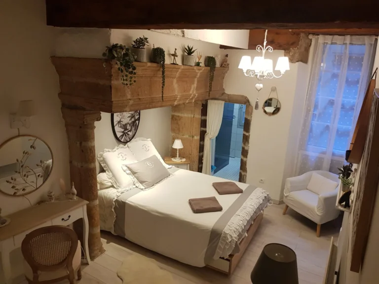 Chambre rustique avec lit à baldaquin en pierre